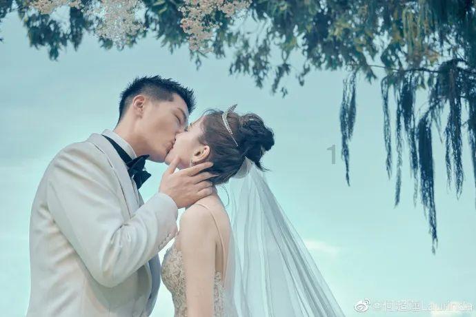 女生穿花衬衣时,搭配什么样的裙子更显酷帅?-专业百科问答知识网站!